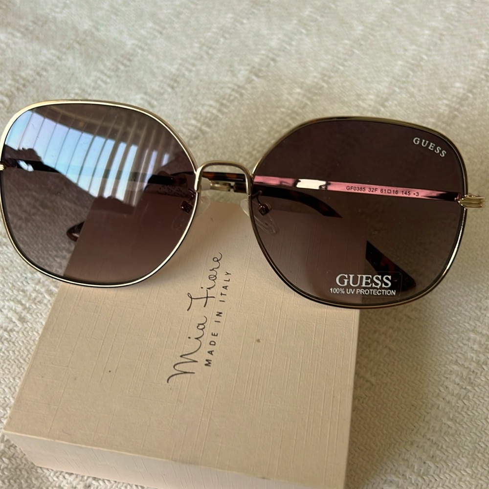 Guess sunglasses color brown with gold accents
